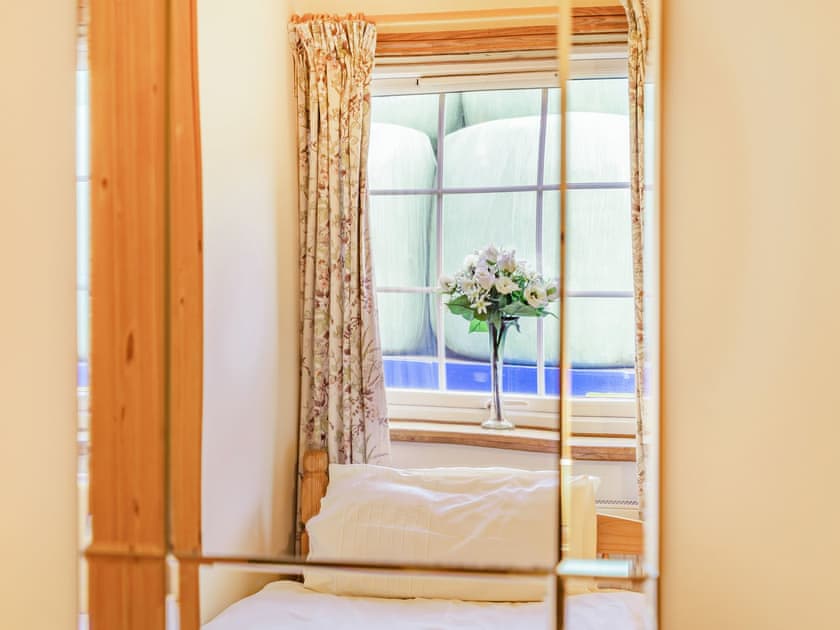 Twin bedroom | Leedale Cottage, Saltmarshe, near Howden