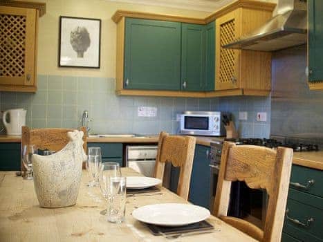 Kitchen/diner | Gamekeeper’s Cottage - Loch Monzievaid, Crieff