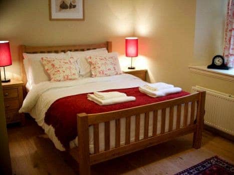Double bedroom | Gamekeeper’s Cottage - Loch Monzievaid, Crieff