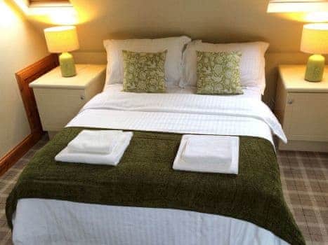Double bedroom | Gamekeeper’s Cottage - Loch Monzievaid, Crieff