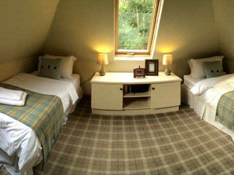 Twin bedroom | Gamekeeper’s Cottage - Loch Monzievaid, Crieff