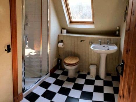 Shower room | Gamekeeper’s Cottage - Loch Monzievaid, Crieff