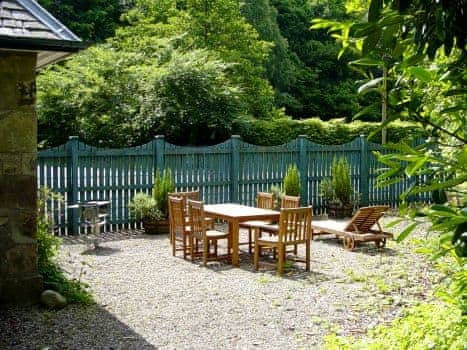 Sitting-out-area | Gamekeeper’s Cottage - Loch Monzievaid, Crieff
