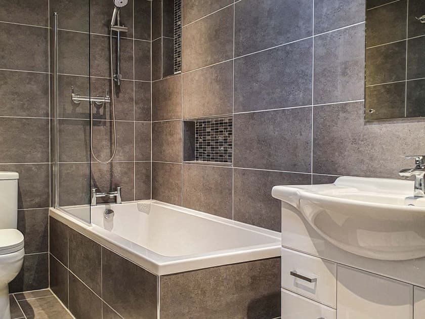Bathroom | Oakbank Cottage - Pitlochry Self Catering, Pitlochry