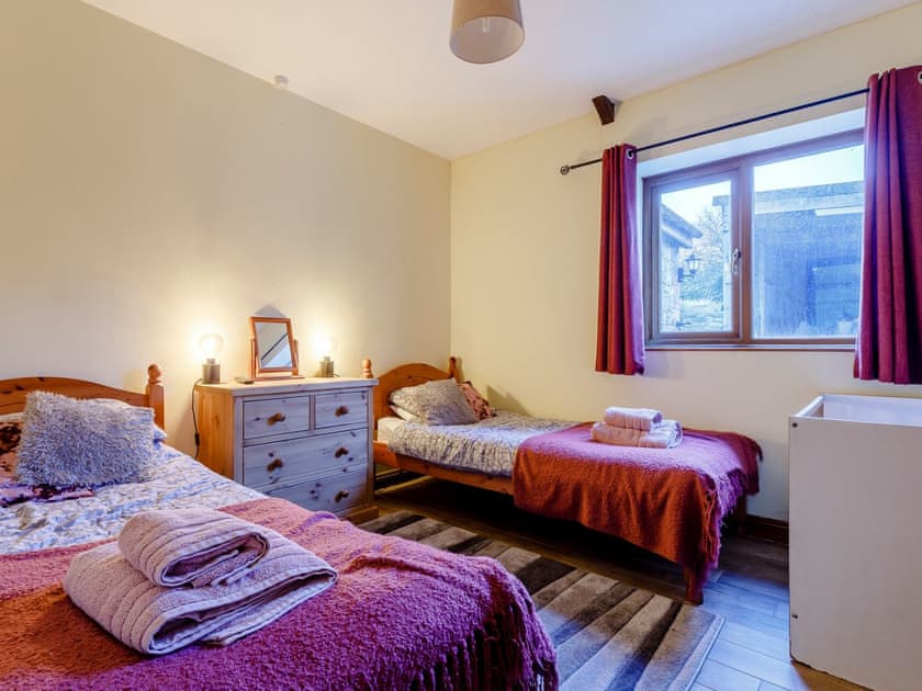 Twin bedroom | The Barn - Oldiscleave Farm Cottages, Bideford