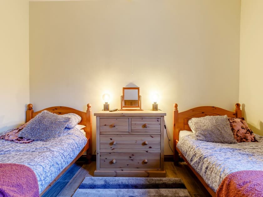Twin bedroom | The Barn - Oldiscleave Farm Cottages, Bideford