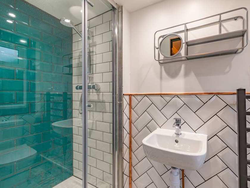 En-suite | Holly’s Hidden Hideaway - Lower Farm Lodges, Chart Sutton, near Maidstone