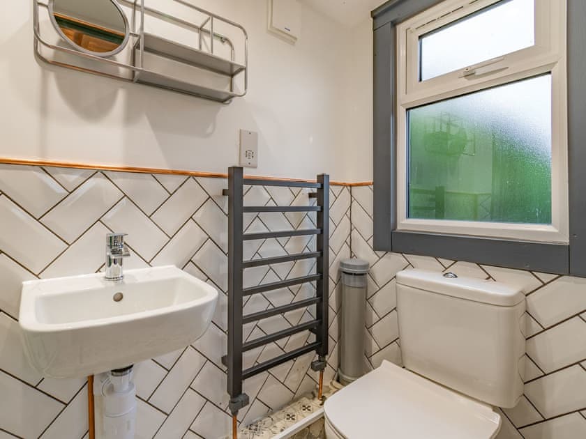 En-suite | Holly’s Hidden Hideaway - Lower Farm Lodges, Chart Sutton, near Maidstone