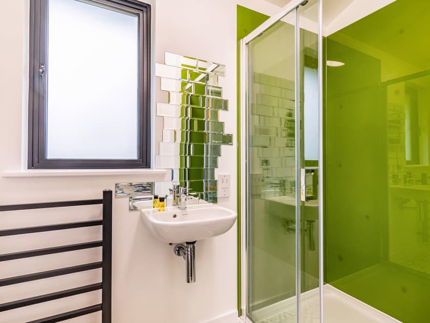 En-suite | Lottie’s Luxurious Lodge - Lower Farm Lodges, Chart Sutton, near Maidstone