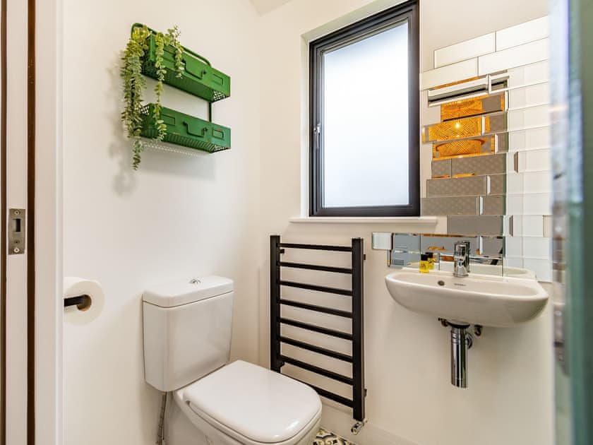 En-suite | Lottie’s Luxurious Lodge - Lower Farm Lodges, Chart Sutton, near Maidstone