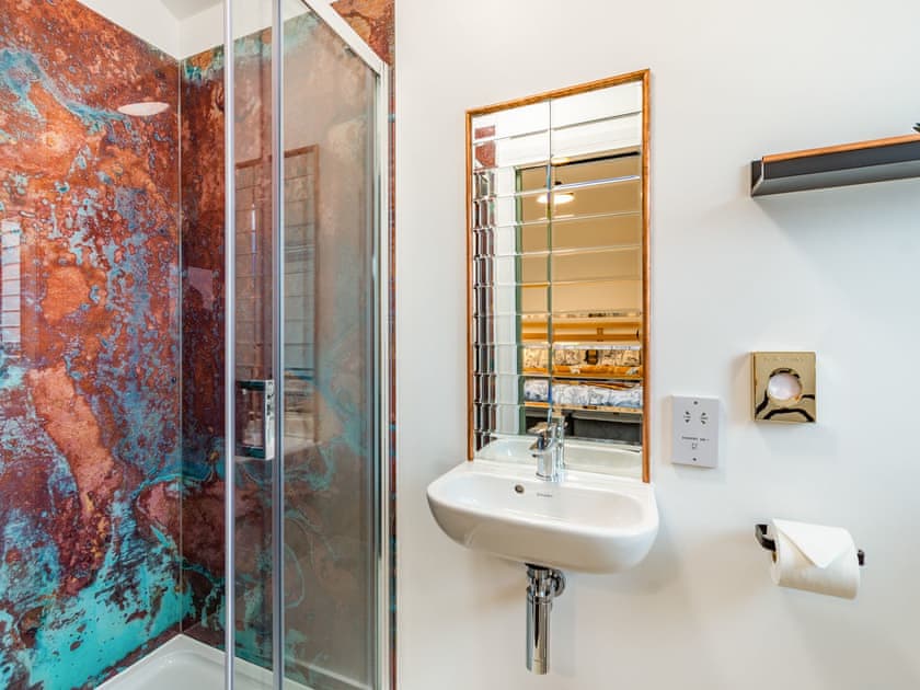 En-suite | Lottie’s Luxurious Lodge - Lower Farm Lodges, Chart Sutton, near Maidstone
