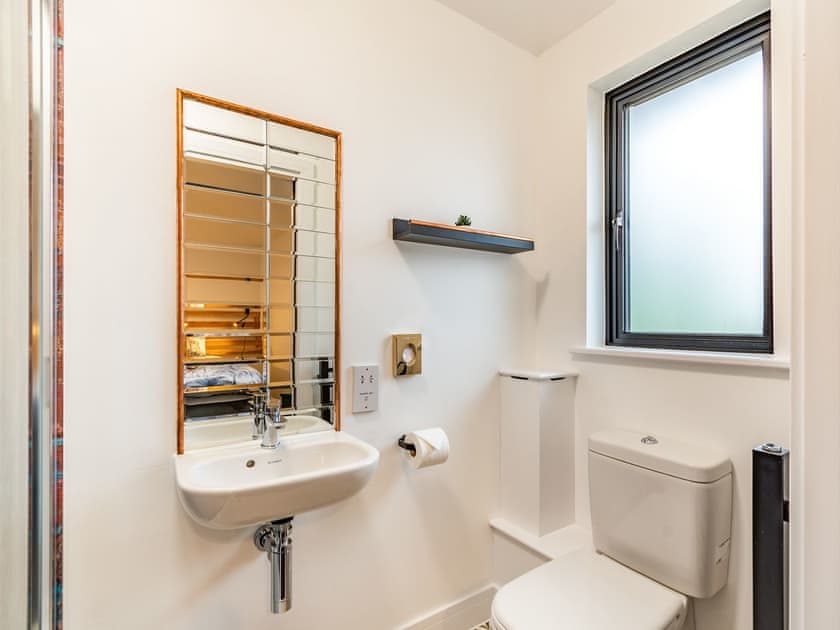 En-suite | Lottie’s Luxurious Lodge - Lower Farm Lodges, Chart Sutton, near Maidstone