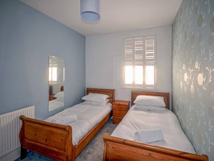 Twin bedroom | 10a Trinity Mews - Trinity Mews Holidays, Torquay