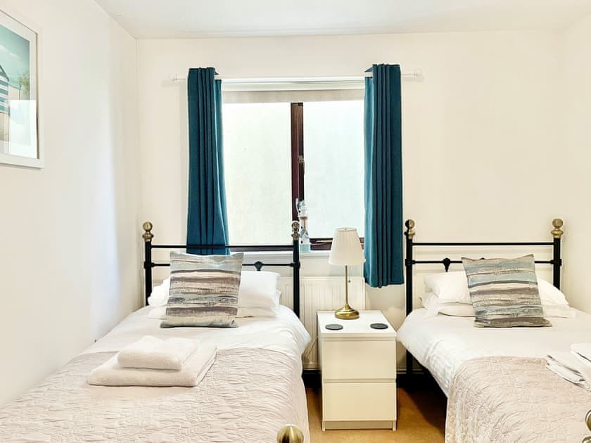 Twin bedroom | April Cottage, Padstow