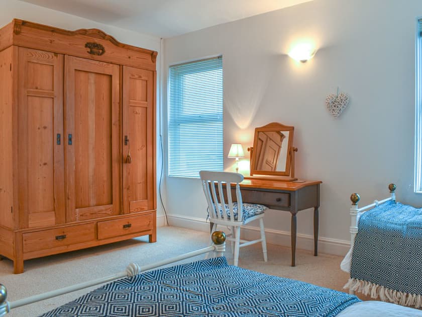 Twin bedroom | Greenacres, Treburrick near Porthcothan Bay