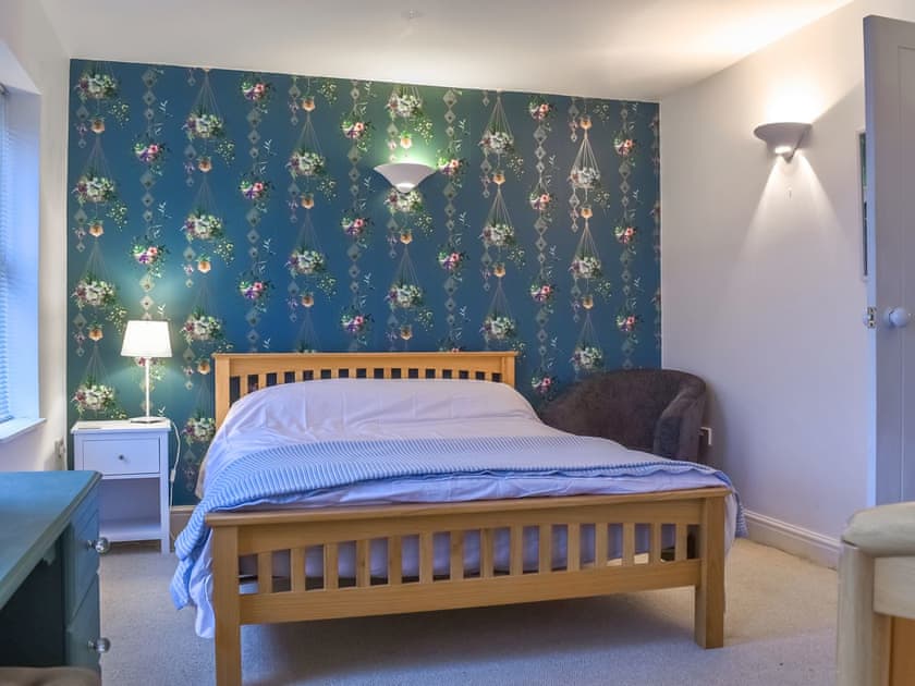 King bedroom  | Greenacres, Treburrick near Porthcothan Bay