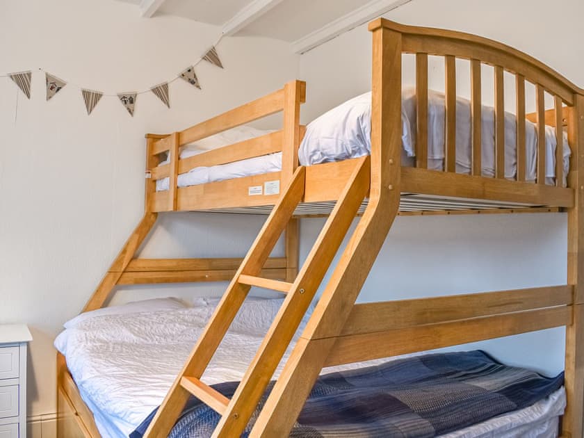 Triple bunk bedroom  | Greenacres, Treburrick near Porthcothan Bay