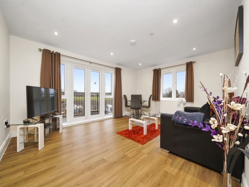 London Heathrow Living Apartment 8 in Staines Upon Thames