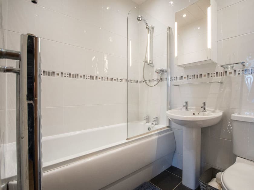 Bathroom | Beach Walk Apartment, Broughty Ferry, near Dundee