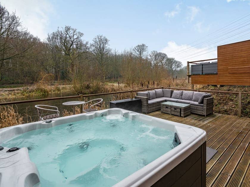 Hot tub | Waterside Lodge Fourteen - Ashgrove Country Park, Elland
