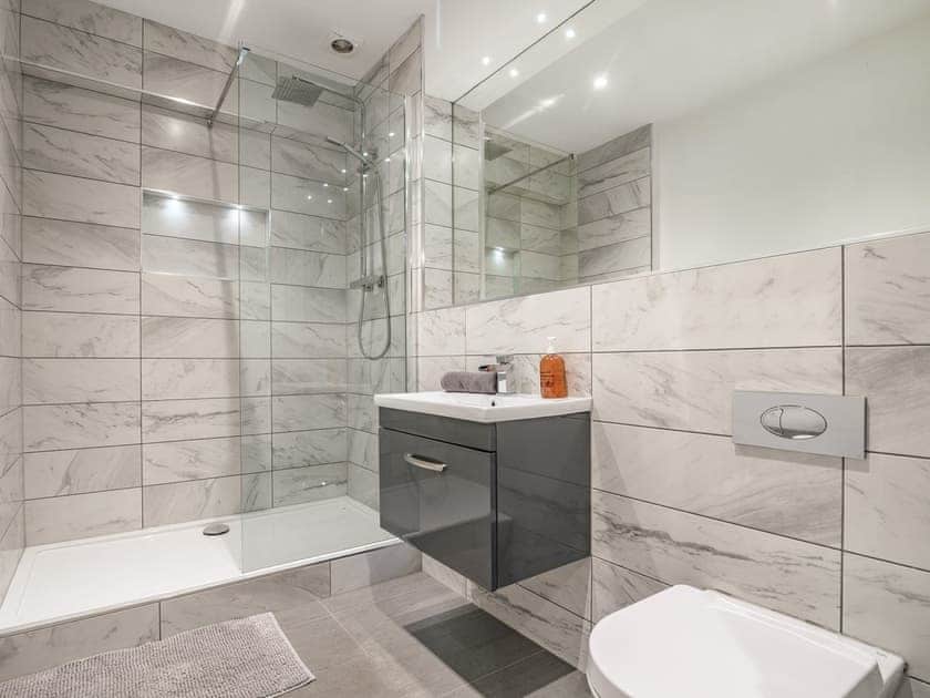 Shower room | Waterside Lodge Fifteen - Ashgrove Country Park, Elland