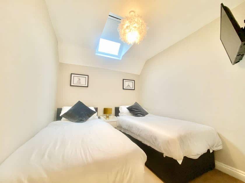 Twin bedroom | The Corner Barn, Cirencester