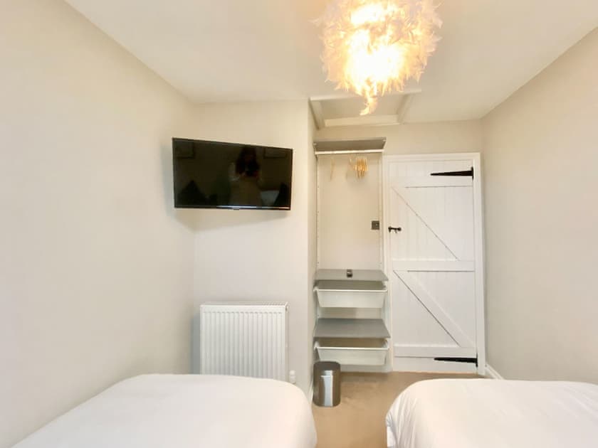 Twin bedroom | The Corner Barn, Cirencester