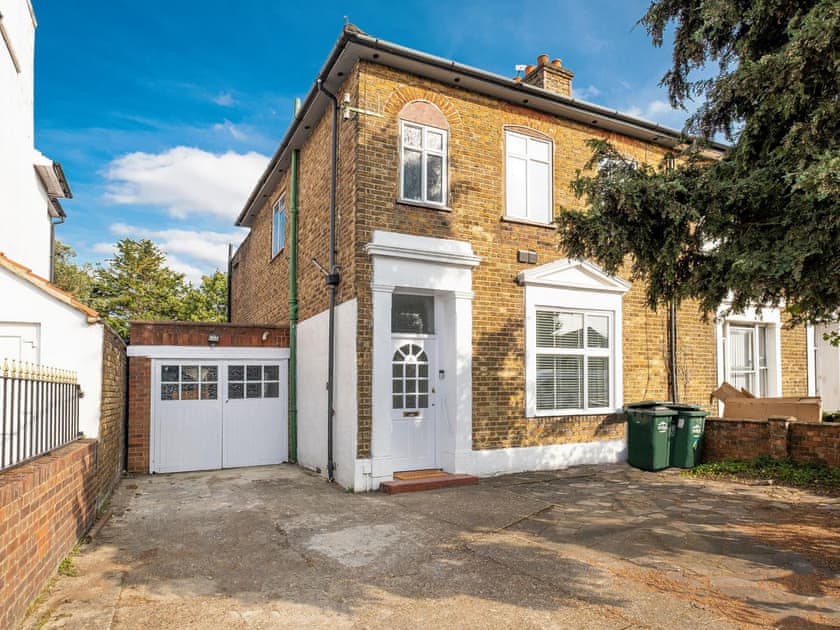 Heathrow Living Stanwell (ref UK36074) in Ashford