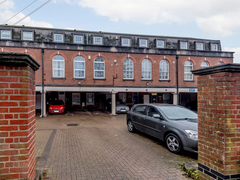 Exterior | 3 Eastgate - Eastgate House Apartments, Andover