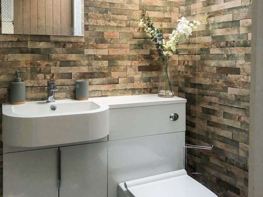 Bathroom | Copper Crab Cottage, Amlwch