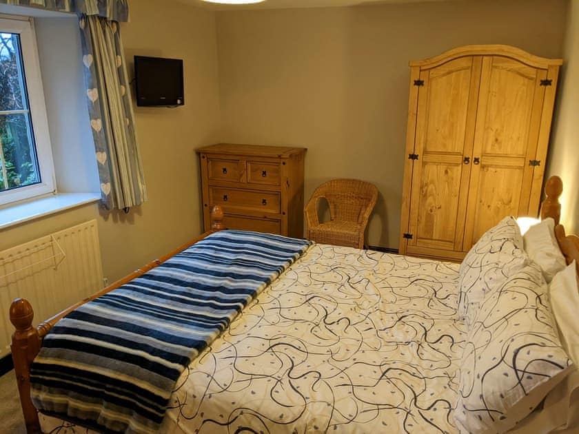Double bedroom | Drumlins Cottage, Endmoor, near Kendal