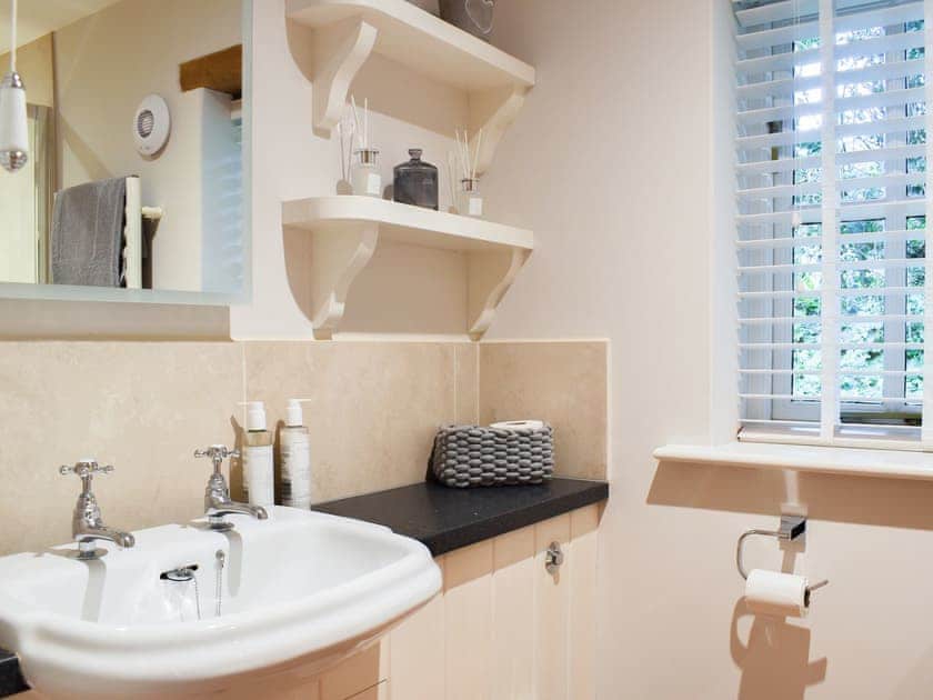 Shower room | The Old Stables 1 - The Old Stables, Winterslow, near Salisbury