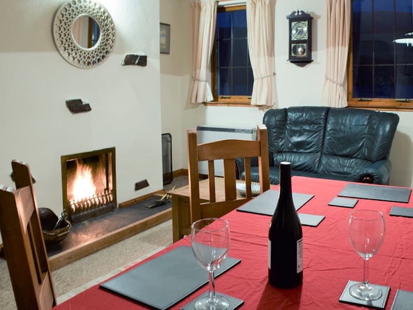 Living room/dining room | Quarter Deck Gardens, Glencoe