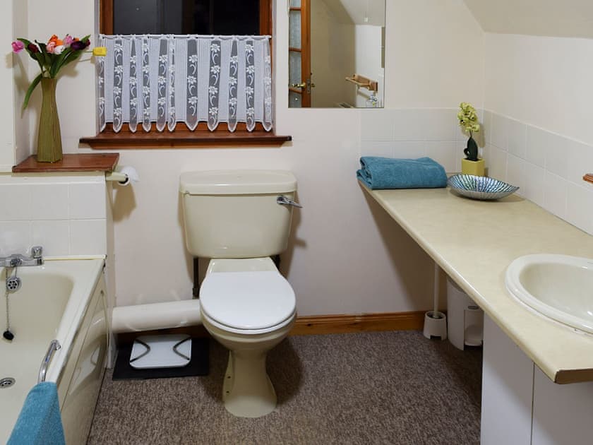 Bathroom | Quarter Deck Gardens, Glencoe