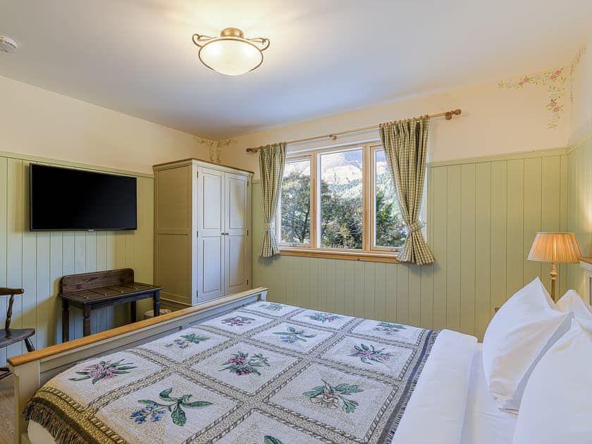 Master bedroom | Pine Tree Cabin - Black Sheep Collection, Letter Finlay, near Spean Bridge