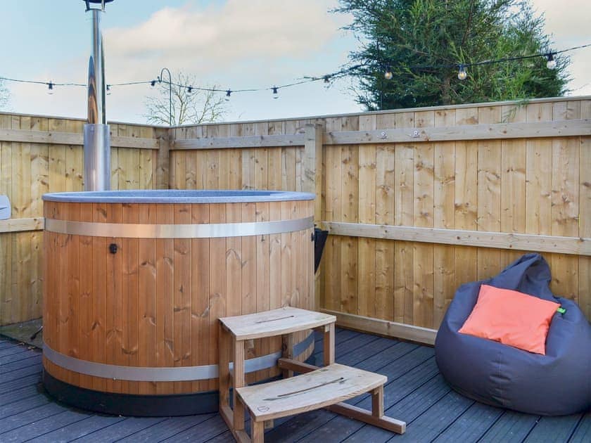 Hot tub | Evergreen Lodge at Kingfisher Lakes, Brandesburton