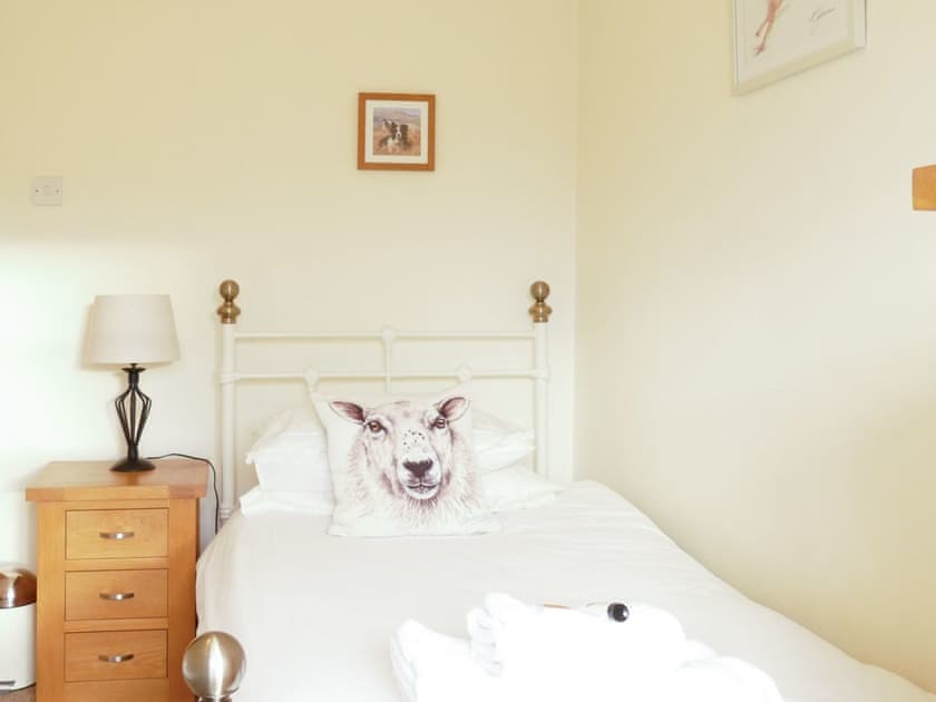 Twin bedroom | Sweet Pea Cottage, Redmire, near Leyburn