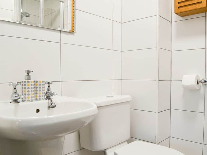 En-suite | 4 Howrah’s Court - Greta Grove Apartments, Keswick