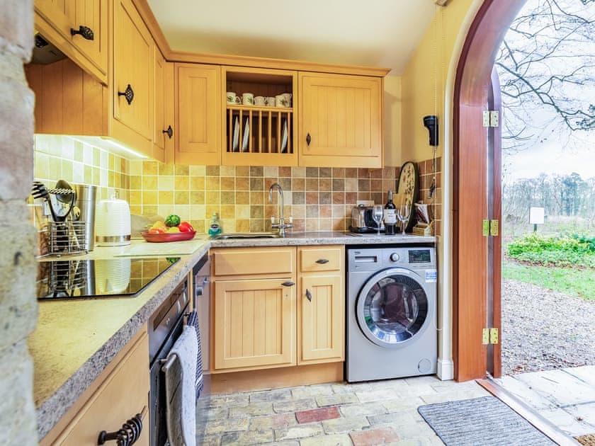 Kitchen | Stearn Cottage - Stowlangtoft Estate, Bury St. Edmunds