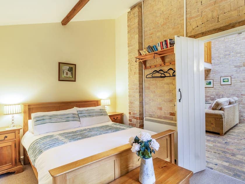 Double bedroom | Stearn Cottage - Stowlangtoft Estate, Bury St. Edmunds