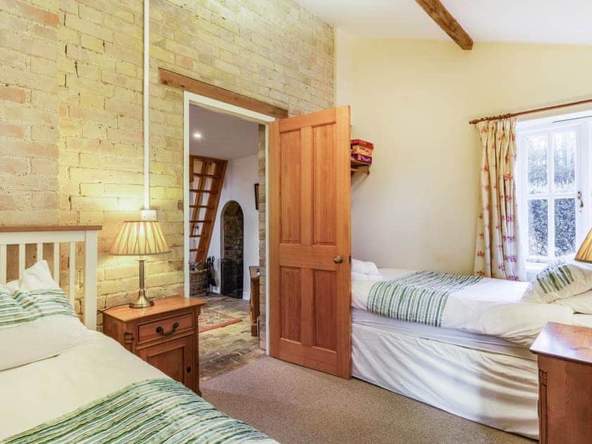 Twin bedroom | Stearn Cottage - Stowlangtoft Estate, Bury St. Edmunds