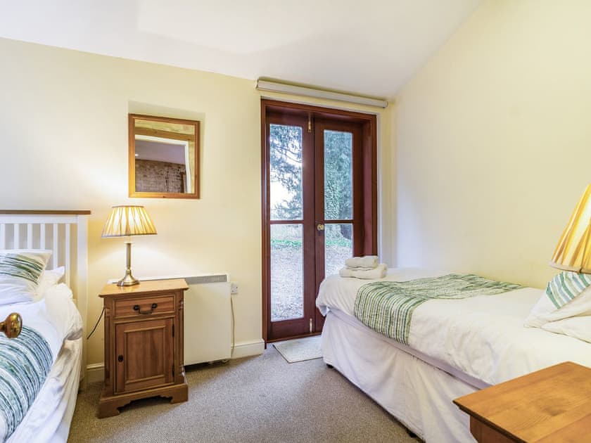 Twin bedroom | Stearn Cottage - Stowlangtoft Estate, Bury St. Edmunds