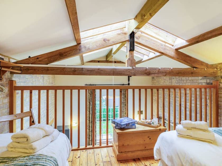 Twin bedroom | Stearn Cottage - Stowlangtoft Estate, Bury St. Edmunds