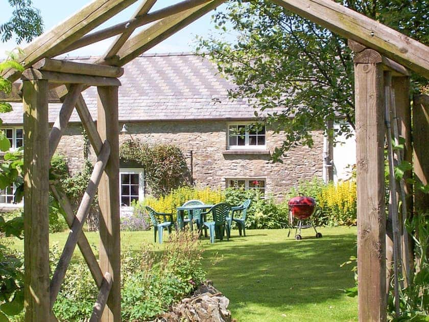 Rear garden area | Lletty Cottage - Lletty Farm, Penrherber, Newcastle Emlyn