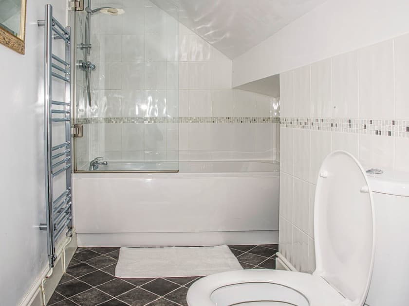 Bathroom | Apartment 5 - Cosy Llandudno Apartments, Llandudno