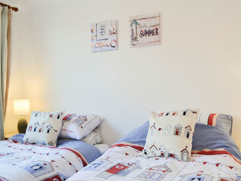 Twin bedroom | April Cottage, Sewerby
