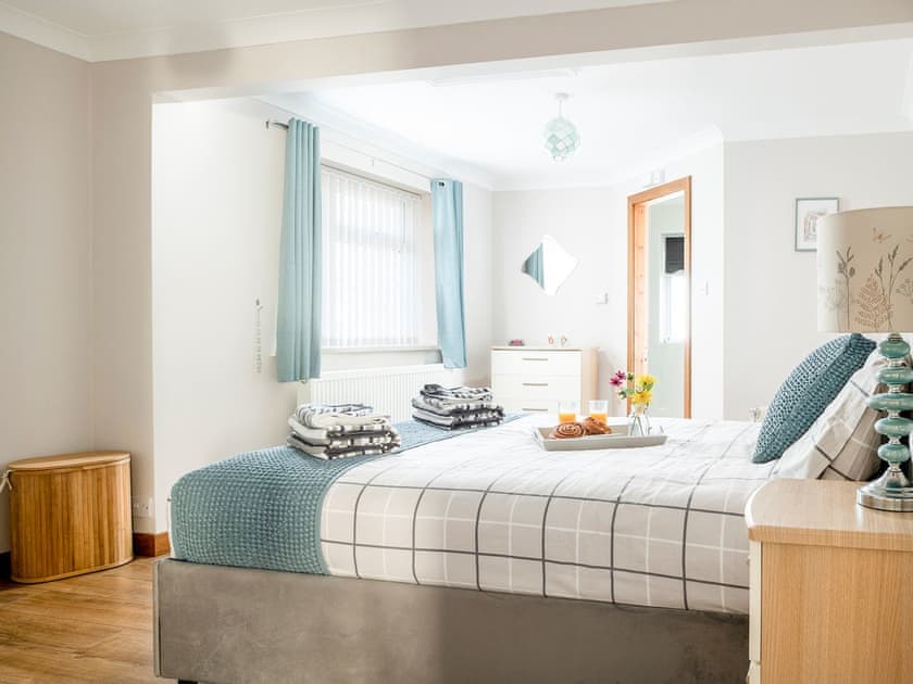 Comfortable double bedroom with en-suite | Dylmor, Benllech 