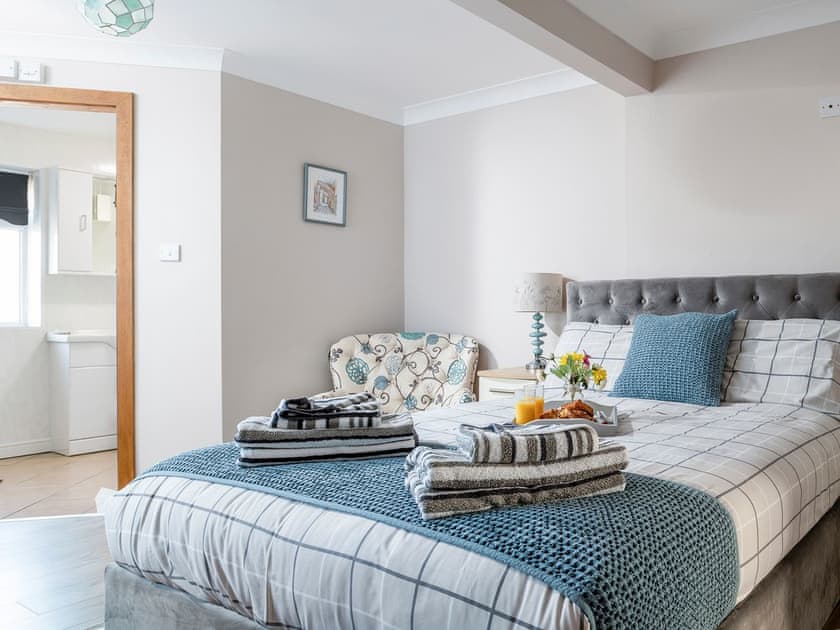 Comfortable double bedroom with en-suite | Dylmor, Benllech 