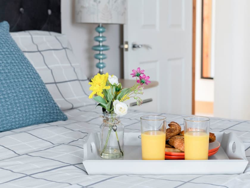 Comfortable double bedroom with en-suite | Dylmor, Benllech 