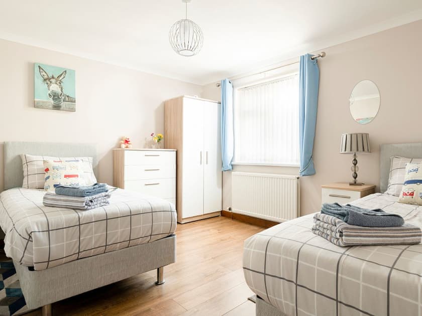 Well presented twin bedroom | Dylmor, Benllech 